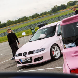 Heleroosa madaldatud Seat Leon valgete valuvelgede ja numbrimärgiga 008 MDM seismas Porsche Ringi näitusealal Augustfest 2026 festivalil