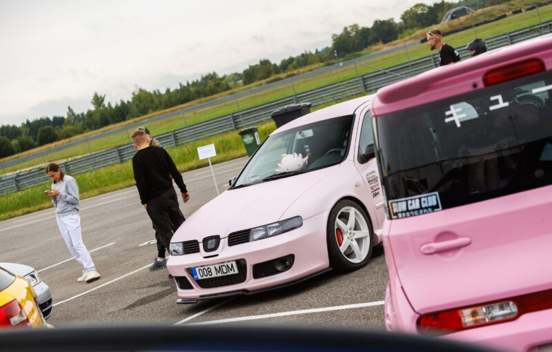Heleroosa madaldatud Seat Leon valgete valuvelgede ja numbrimärgiga 008 MDM seismas Porsche Ringi näitusealal Augustfest 2026 festivalil