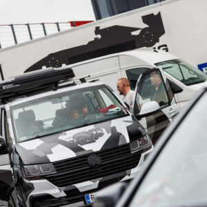 The Vanlife Store katusetelgiga matkabuss Volkswagen Multivan avatud ustega Pärnu Porsche Ringi boksiteel Augustfest 2026 festivalil