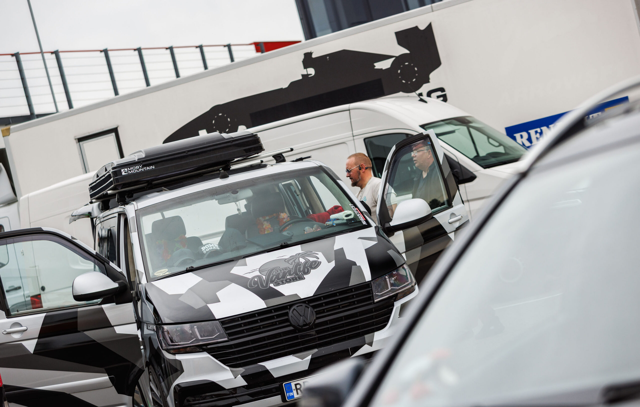 The Vanlife Store katusetelgiga matkabuss Volkswagen Multivan avatud ustega Pärnu Porsche Ringi boksiteel Augustfest 2026 festivalil