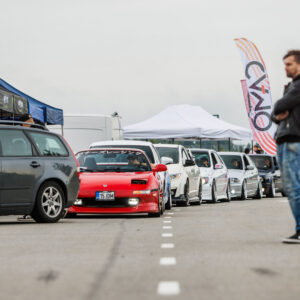 Madaldatud punane Toyota MR2 numbrimärgiga 15 JDM seismas projektiautode kolonni eesotsas Pärnu Porsche Ringi boksiteel Augustfest 2026 festivalil