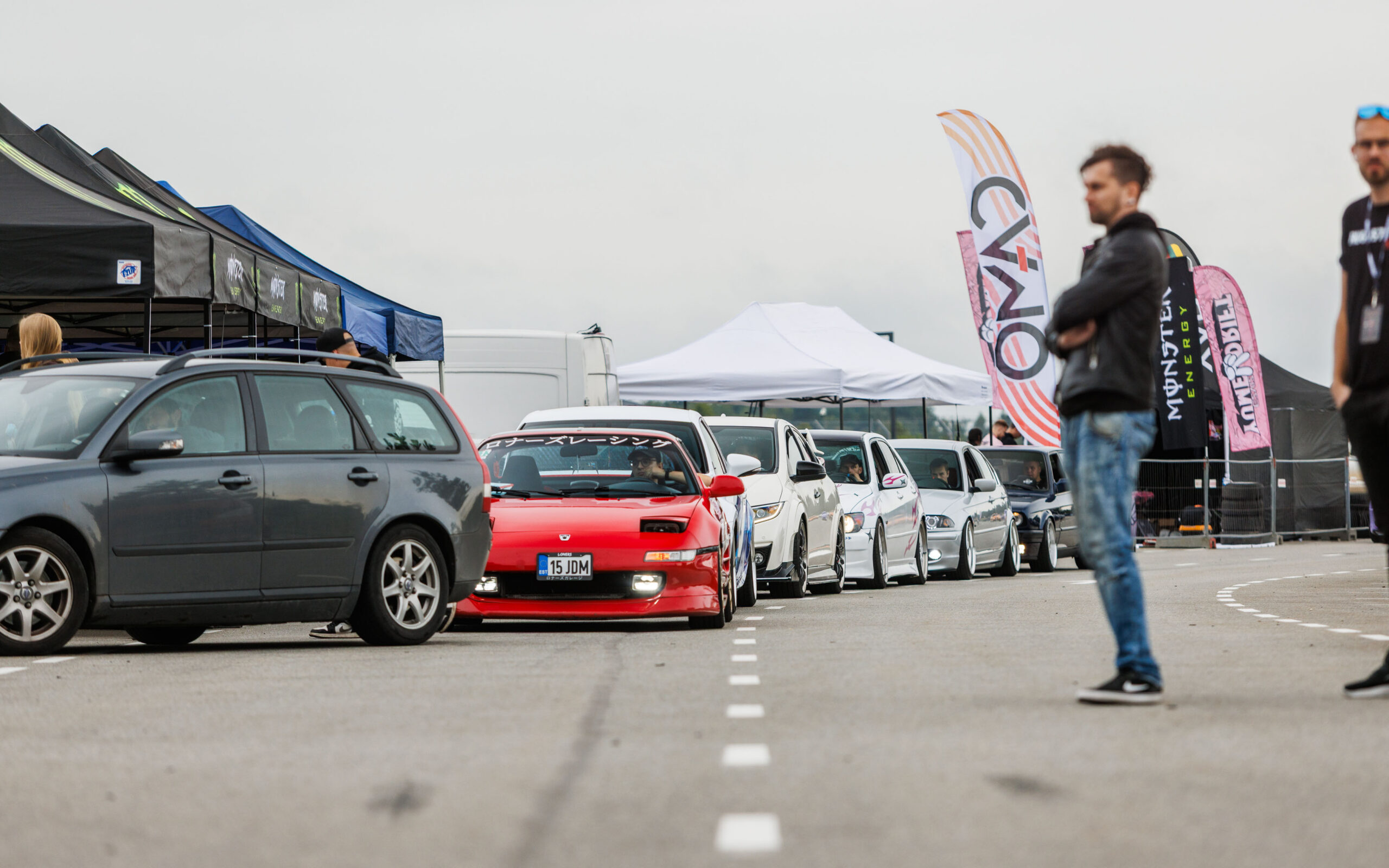 Madaldatud punane Toyota MR2 numbrimärgiga 15 JDM seismas projektiautode kolonni eesotsas Pärnu Porsche Ringi boksiteel Augustfest 2026 festivalil