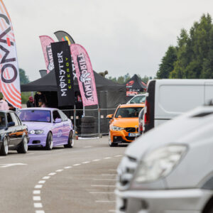 Madaldatud tuunitud BMW mudelite kolonn sõitmas Porsche Ringi boksiteel Monster Energy ja Yume Drift sponsoritelkide vahel Augustfest 2026 festivalil Pärnus
