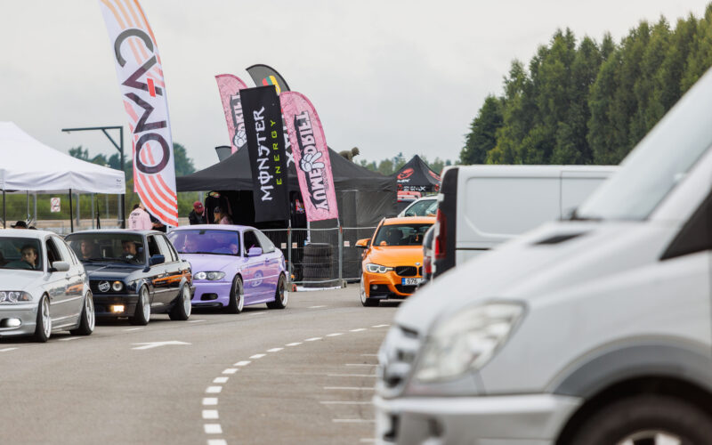 Madaldatud tuunitud BMW mudelite kolonn sõitmas Porsche Ringi boksiteel Monster Energy ja Yume Drift sponsoritelkide vahel Augustfest 2026 festivalil Pärnus