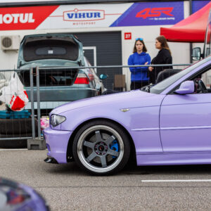 Helelilla madaldatud BMW E46 kabriolett kuuekodaraliste sportvelgedega sõitmas boksiteel Motul ja Vihur Motosport bokside ees Pärnu Porsche Ringil Augustfest 2026 festivalil