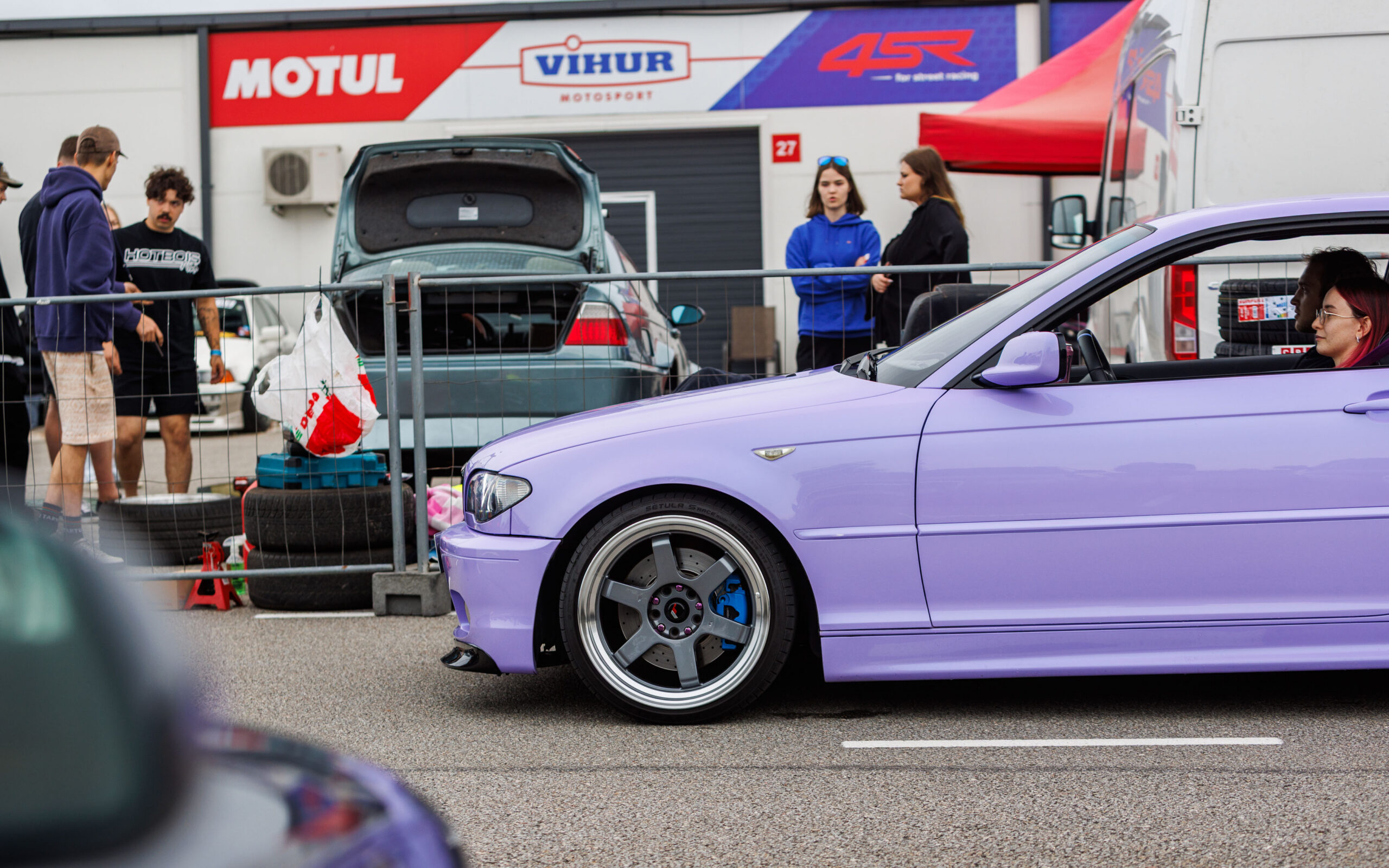 Helelilla madaldatud BMW E46 kabriolett kuuekodaraliste sportvelgedega sõitmas boksiteel Motul ja Vihur Motosport bokside ees Pärnu Porsche Ringil Augustfest 2026 festivalil