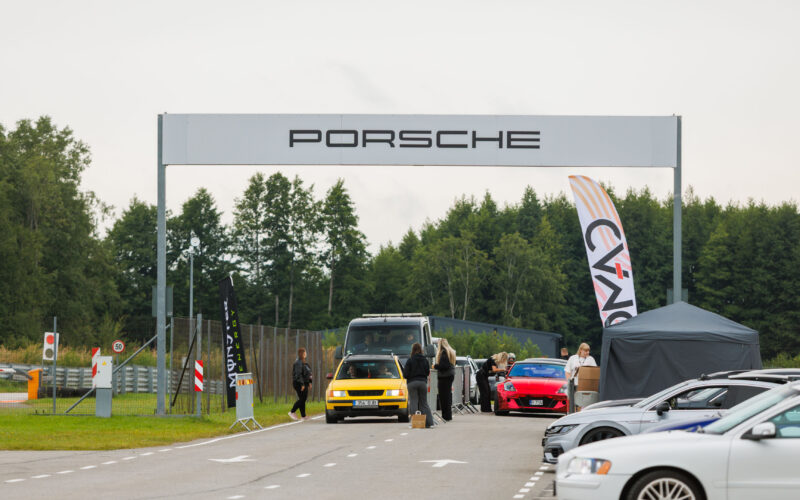 Projektiautode ja külastajate kolonn sisenemas Porsche Ringi suure Porsche portaali alt Augustfest 2026 festivalile Pärnus