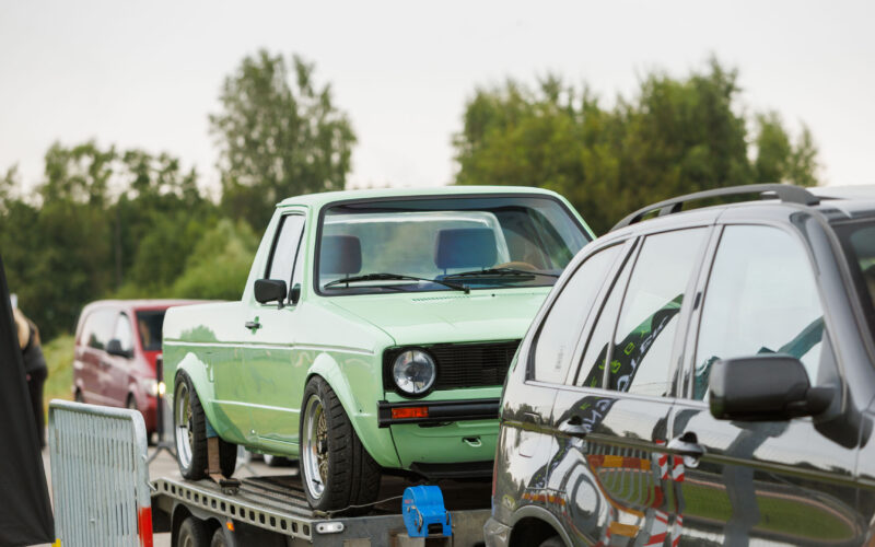 Piparmündiroheline madaldatud Volkswagen Caddy Mk1 pikap kärgvelgedega autotreileril seismas Pärnu Porsche Ringil Augustfest 2026 festivalil