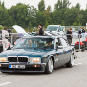 Sinakasroheline madaldatud Jaguar XJ40 sedaan tiheda kodaraga velgedega ja põlevate tuledega sõitmas Pärnu Porsche Ringil Augustfest 2026 festivalil
