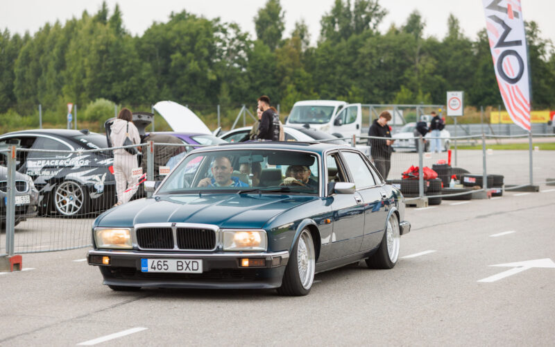 Sinakasroheline madaldatud Jaguar XJ40 sedaan tiheda kodaraga velgedega ja põlevate tuledega sõitmas Pärnu Porsche Ringil Augustfest 2026 festivalil