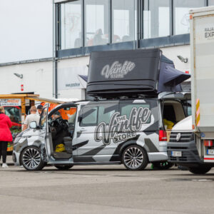 The Vanlife Store katusetelgiga matkabuss Volkswagen Multivan ja külastajad Pärnu Porsche Ringi alal Augustfest 2026 festivalil