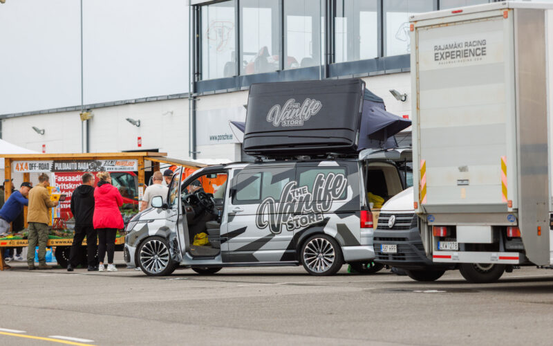 The Vanlife Store katusetelgiga matkabuss Volkswagen Multivan ja külastajad Pärnu Porsche Ringi alal Augustfest 2026 festivalil