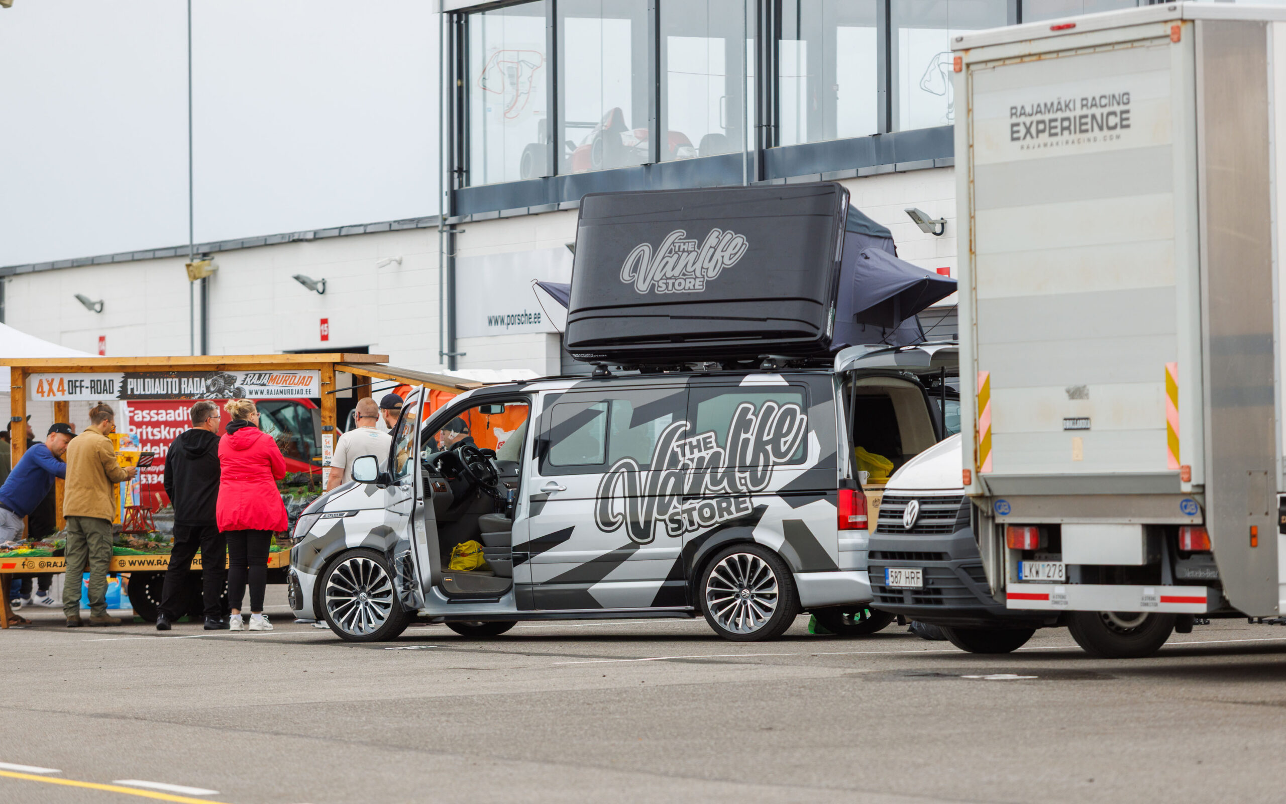 The Vanlife Store katusetelgiga matkabuss Volkswagen Multivan ja külastajad Pärnu Porsche Ringi alal Augustfest 2026 festivalil