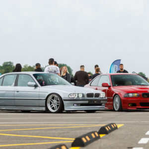 Madaldatud hõbedane BMW 7. seeria E38 ja punane BMW 3. seeria E46 kupee seismas kõrvuti Pärnu Porsche Ringil Augustfest 2026 festivalil