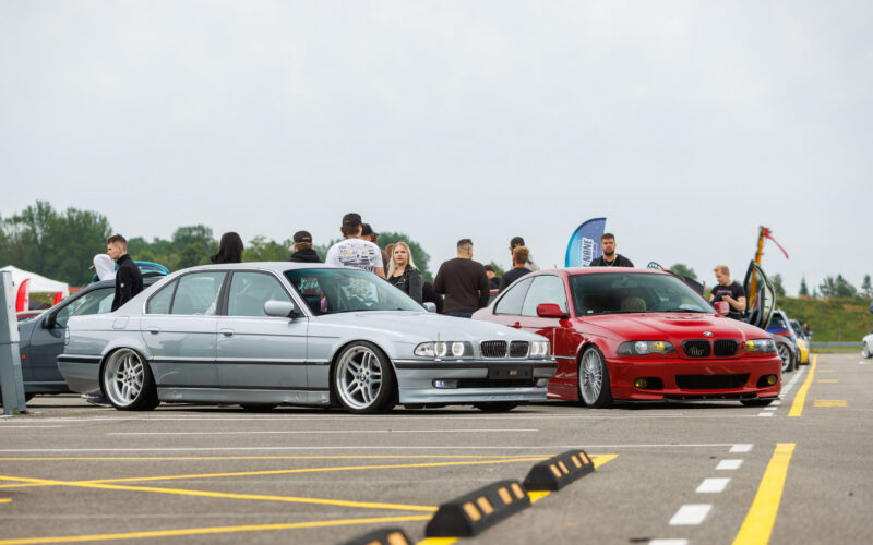 Madaldatud hõbedane BMW 7. seeria E38 ja punane BMW 3. seeria E46 kupee seismas kõrvuti Pärnu Porsche Ringil Augustfest 2026 festivalil