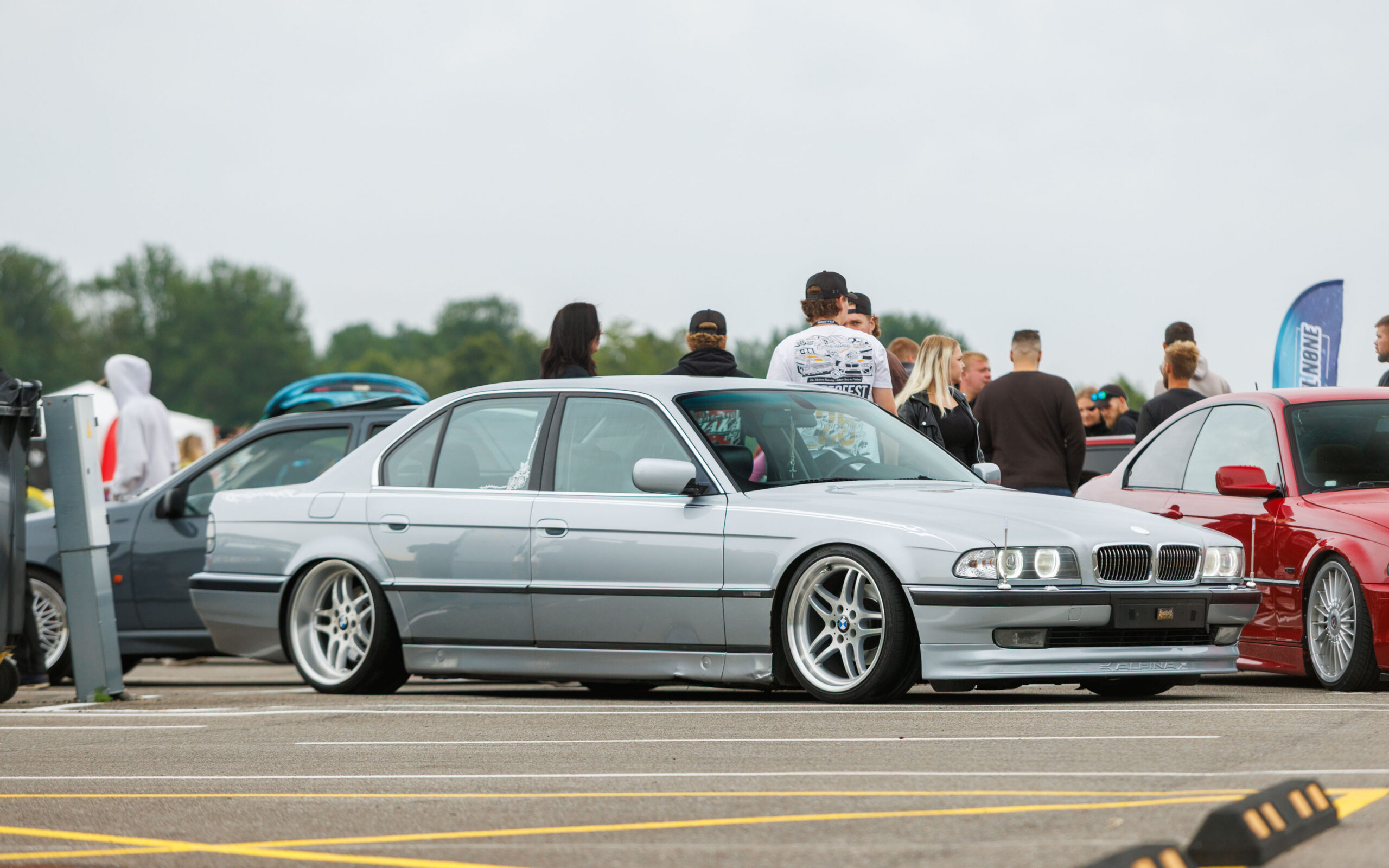 Madaldatud hõbedane BMW 7. seeria E38 sedaan laia servaga M Parallel stiilis valuvelgedega Pärnu Porsche Ringil Augustfest 2026 festivalil