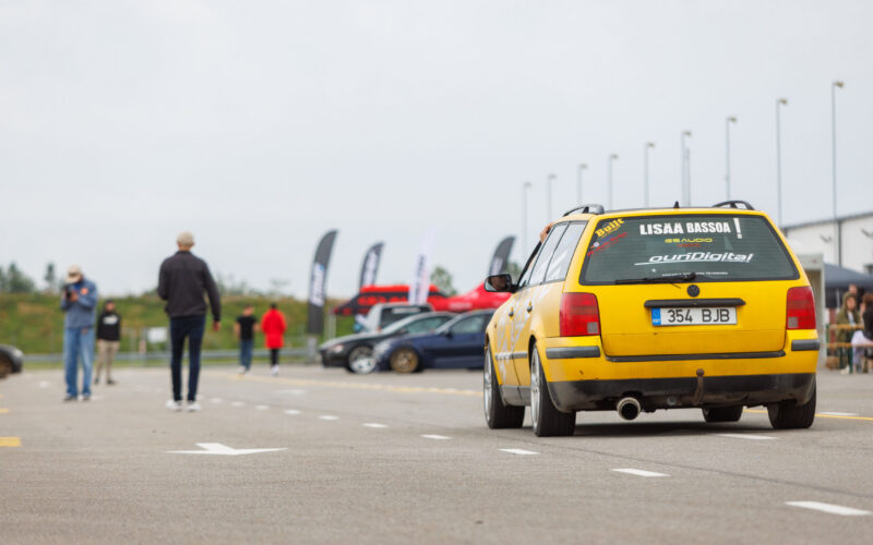 Kollane Volkswagen Passat B5 universaal kleebisega Lisää Bassoa ja Soundigital sõitmas boksiteel Pärnu Porsche Ringil Augustfest 2026 festivalil