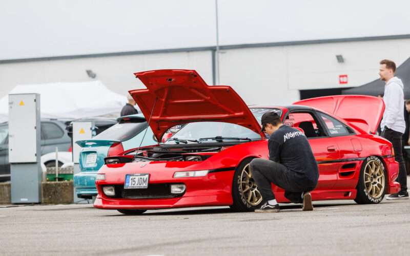 Punane JDM-tuunitud Toyota MR2 W20 avatud kapoti ja mootorikattega ning kuldsete Advan velgedega Pärnu Porsche Ringil Augustfest 2026 festivalil