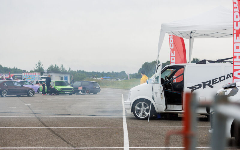 Valge MDS Predator helirõhu Chevrolet Astro demoauto avatud uksega valge telgi all näitusealal Pärnu Porsche Ringil Augustfest 2026 festivalil