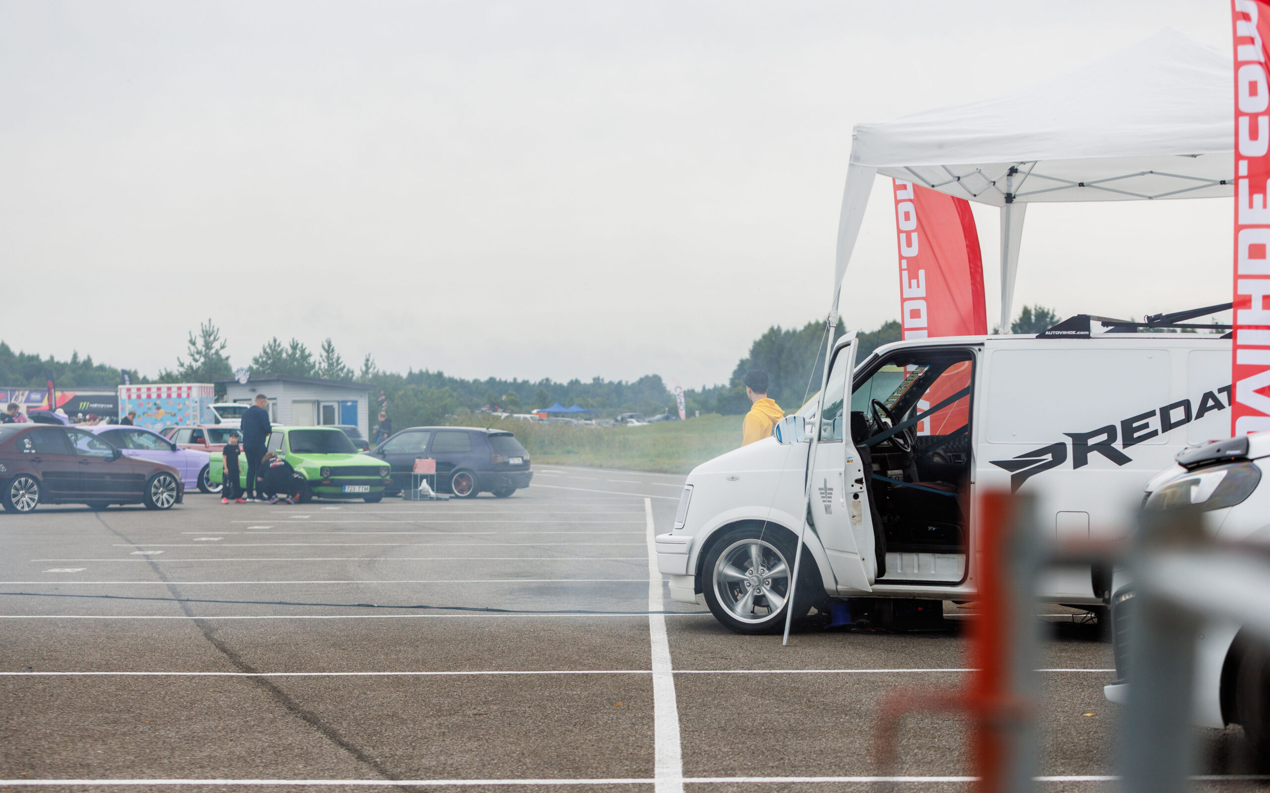 Valge MDS Predator helirõhu Chevrolet Astro demoauto avatud uksega valge telgi all näitusealal Pärnu Porsche Ringil Augustfest 2026 festivalil