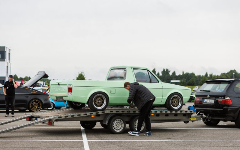 Piparmündiroheline madaldatud Volkswagen Caddy Mk1 pikap autotreileril kinnitusi lahti võtva omanikuga Pärnu Porsche Ringil Augustfest 2026 festivalil