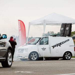 Valge MDS Predator helirõhu helisüsteemiga kohandatud Chevrolet Astro kaubik valge telgi all Pärnu Porsche Ringil Augustfest 2026 festivalil