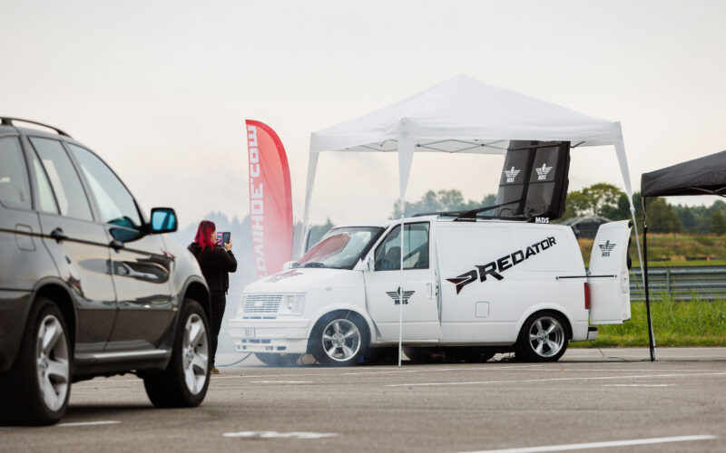 Valge MDS Predator helirõhu helisüsteemiga kohandatud Chevrolet Astro kaubik valge telgi all Pärnu Porsche Ringil Augustfest 2026 festivalil