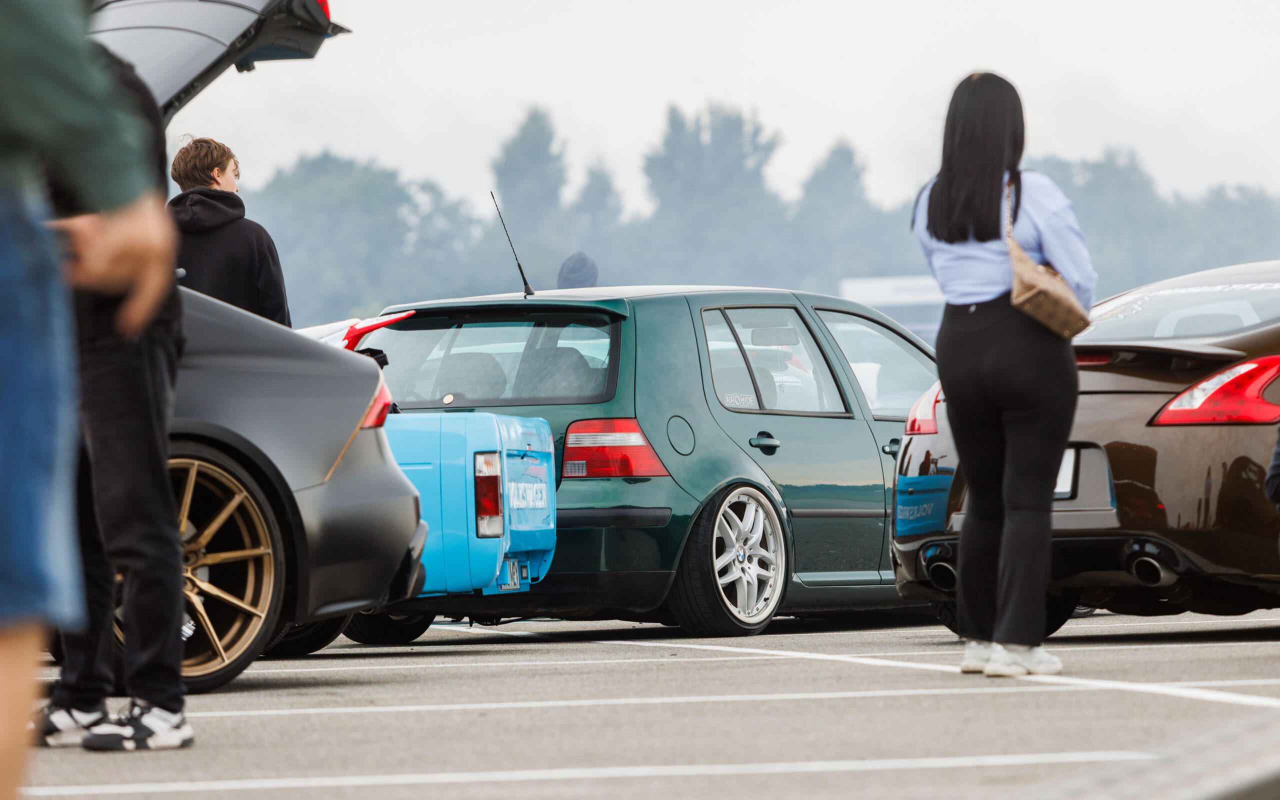 Madaldatud tumeroheline Volkswagen Golf Mk4 kohandatud valuvelgedega seismas näitusealal mattmusta Audi RS6 ja pruuni kupee vahel Pärnu Porsche Ringil Augustfest 2026 festivalil
