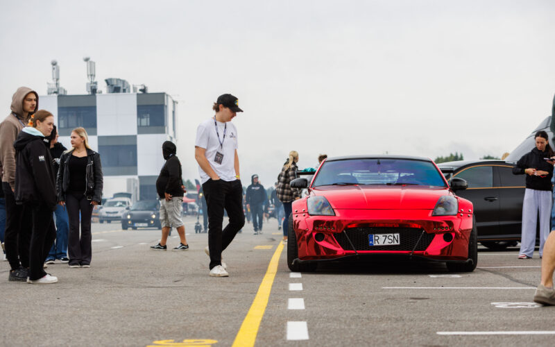 Kroompunane laia kerekomplektiga Nissan 350Z sportauto seismas boksiteel publiku keskel Pärnu Porsche Ringil Augustfest 2026 festivalil