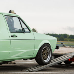 Piparmündiroheline madaldatud Volkswagen Caddy Mk1 võrkvelgedega sõitmas treilerilt maha Pärnu Porsche Ringil Augustfest 2026 festivalil