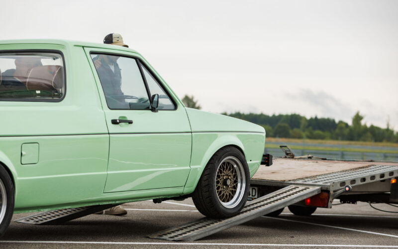 Piparmündiroheline madaldatud Volkswagen Caddy Mk1 võrkvelgedega sõitmas treilerilt maha Pärnu Porsche Ringil Augustfest 2026 festivalil