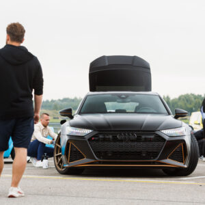 Mattmust Audi RS6 Avant avatud tagaluugi, pronksikarva velgede ja oranžide detailidega näitusealal Pärnu Porsche Ringil Augustfest 2026 festivalil