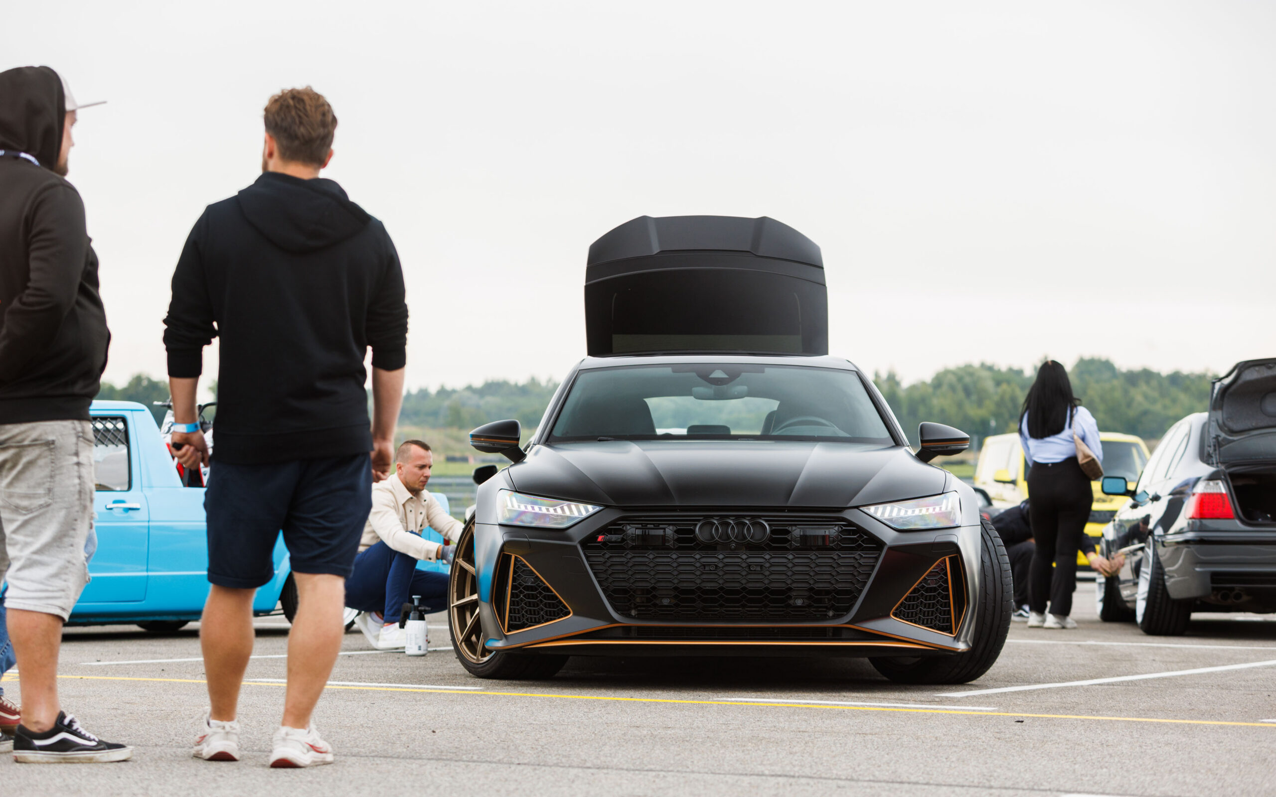 Mattmust Audi RS6 Avant avatud tagaluugi, pronksikarva velgede ja oranžide detailidega näitusealal Pärnu Porsche Ringil Augustfest 2026 festivalil