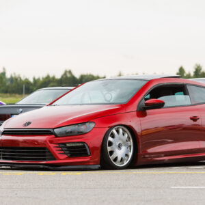 Punane madaldatud Volkswagen Scirocco poleeritud ketasvelgedega Pärnu Porsche Ringil Augustfest 2026 festivalil