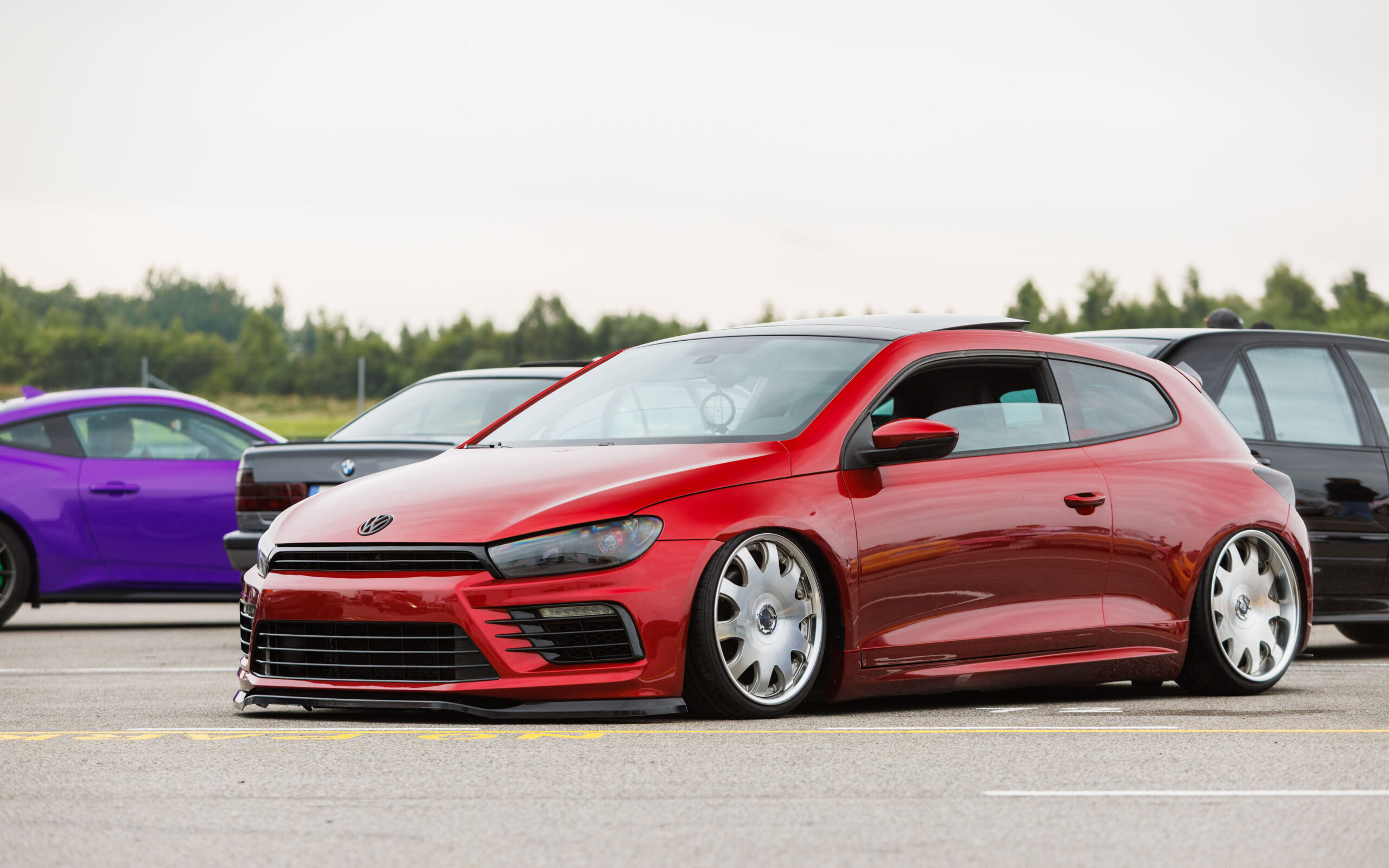 Punane madaldatud Volkswagen Scirocco poleeritud ketasvelgedega Pärnu Porsche Ringil Augustfest 2026 festivalil