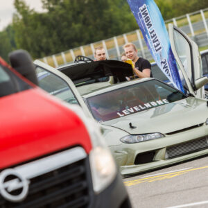 Madaldatud helehall tuuningauto Nissan Silvia S15 stiilis esiosaga ja ülesavanevate lambo-ustega Pärnu Porsche Ringil Augustfest 2026 festivalil