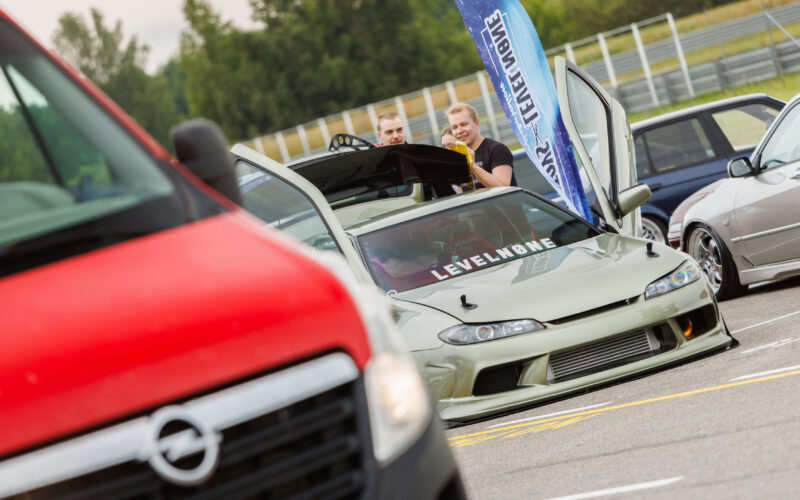 Madaldatud helehall tuuningauto Nissan Silvia S15 stiilis esiosaga ja ülesavanevate lambo-ustega Pärnu Porsche Ringil Augustfest 2026 festivalil