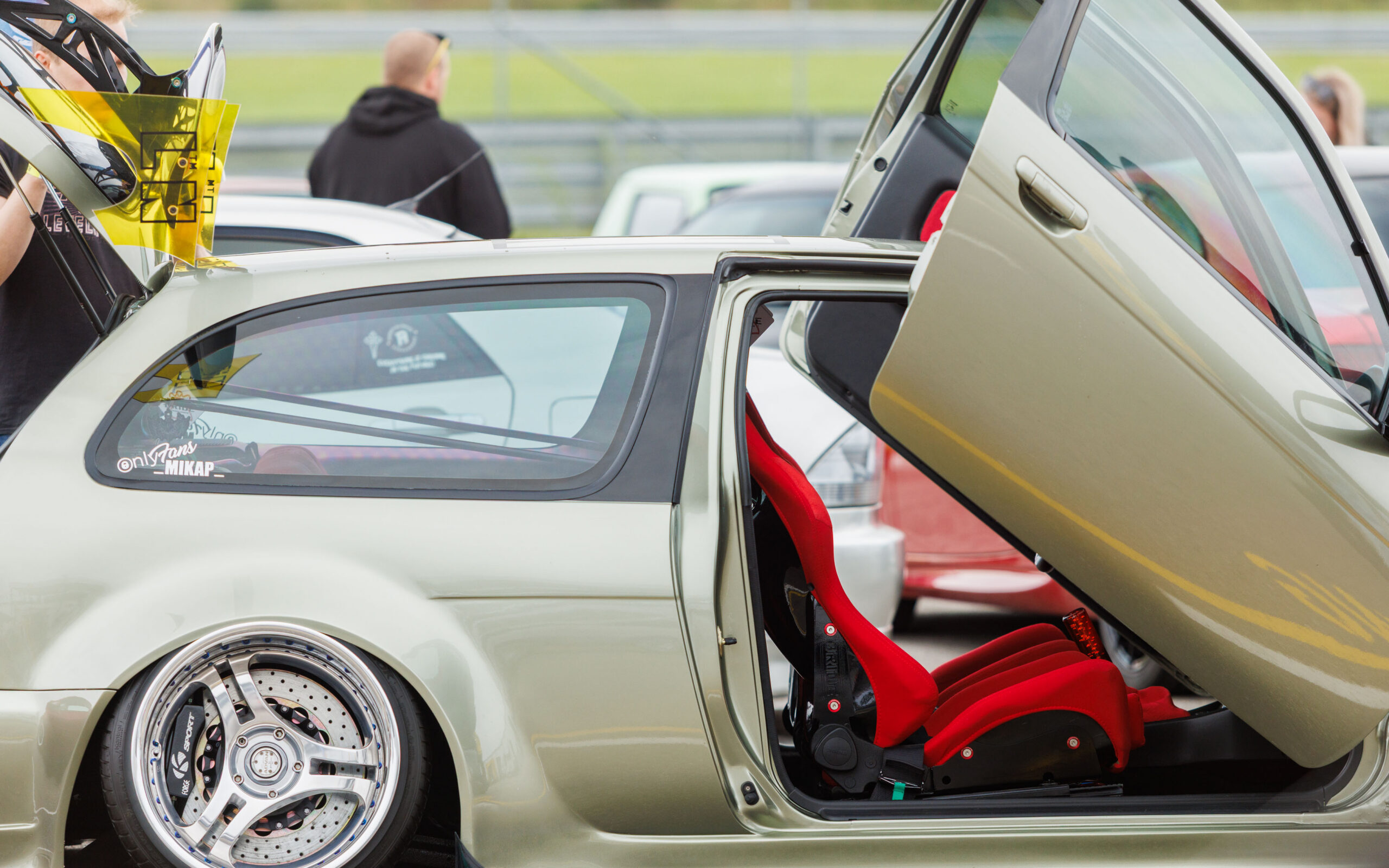 Tuunitud madaldatud helehall luukpära ülesavaneva lambo-ukse, punase korvistme ja kolme kodaraga kroomvelgedega Pärnu Porsche Ringil Augustfest 2026 festivalil