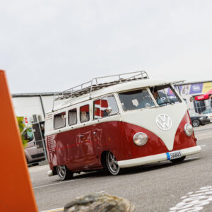 Madaldatud punane ja valge klassikaline Volkswagen T1 buss katuseraamiga sõitmas Pärnu Porsche Ringil Augustfest 2026 festivalil