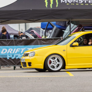 Kollane tuunitud Volkswagen Golf Mk4 madaldatud vedrustuse ja poleeritud randiga velgedega Drift Taxi ala ees Pärnu Porsche Ringil Augustfest 2026 festivalil