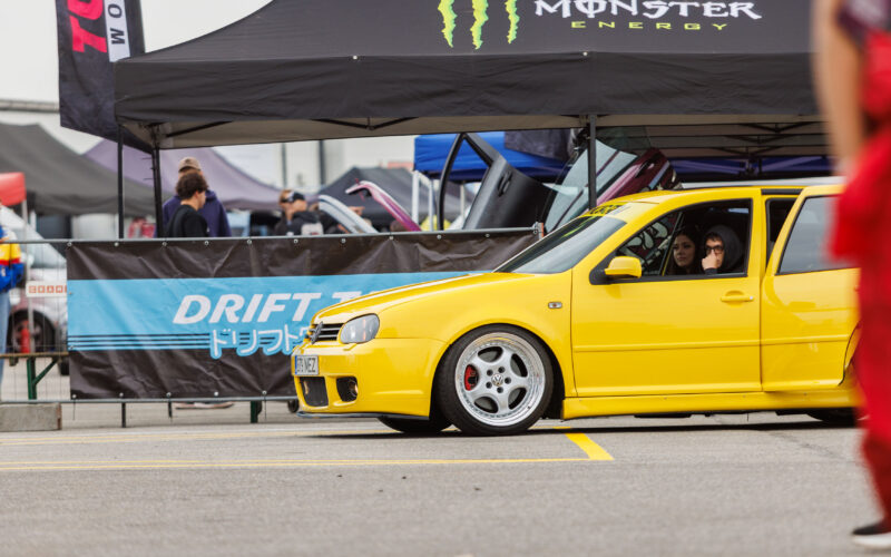 Kollane tuunitud Volkswagen Golf Mk4 madaldatud vedrustuse ja poleeritud randiga velgedega Drift Taxi ala ees Pärnu Porsche Ringil Augustfest 2026 festivalil