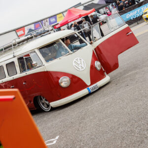 Madaldatud punase ja valge värvikombinatsioonis klassikaline Volkswagen T1 buss katuseraamiga ja avatud uksega Pärnu Porsche Ringil Augustfest 2026 festivalil