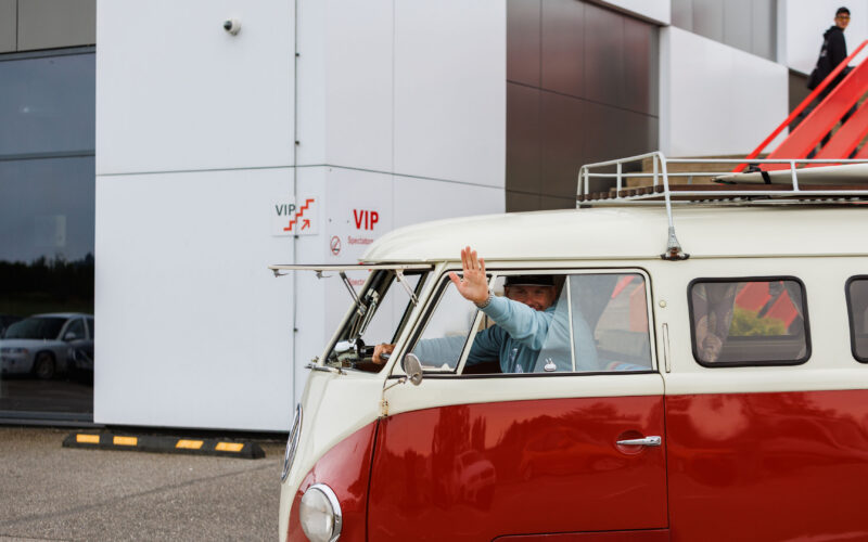 Punase ja beeži värvikombinatsioonis klassikaline Volkswagen T1 buss avatava safariklaasiga ja lehvitava juhiga Pärnu Porsche Ringil Augustfest 2026 festivalil
