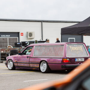 Madaldatud lilla Mercedes-Benz W124 matuseauto kohandatud graafika ja laiade ketasvelgedega Pärnu Porsche Ringil Augustfest 2026 festivalil