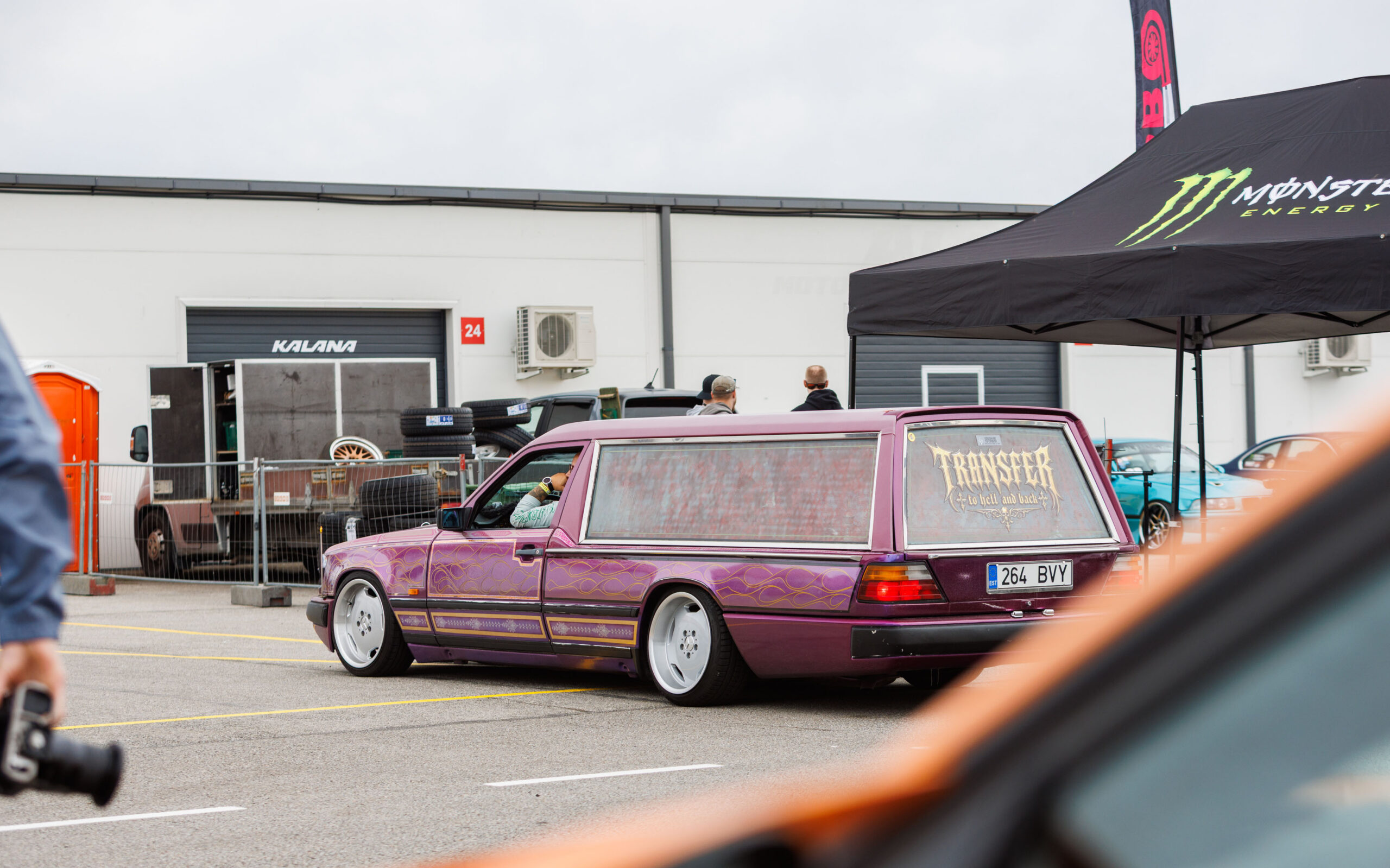 Madaldatud lilla Mercedes-Benz W124 matuseauto kohandatud graafika ja laiade ketasvelgedega Pärnu Porsche Ringil Augustfest 2026 festivalil