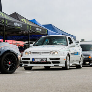 Valge tuunitud Volkswagen Vento Fast and Furious stiilis graafikaga boksiteel Monster Energy telkide ees Pärnu Porsche Ringil Augustfest 2026 festivalil