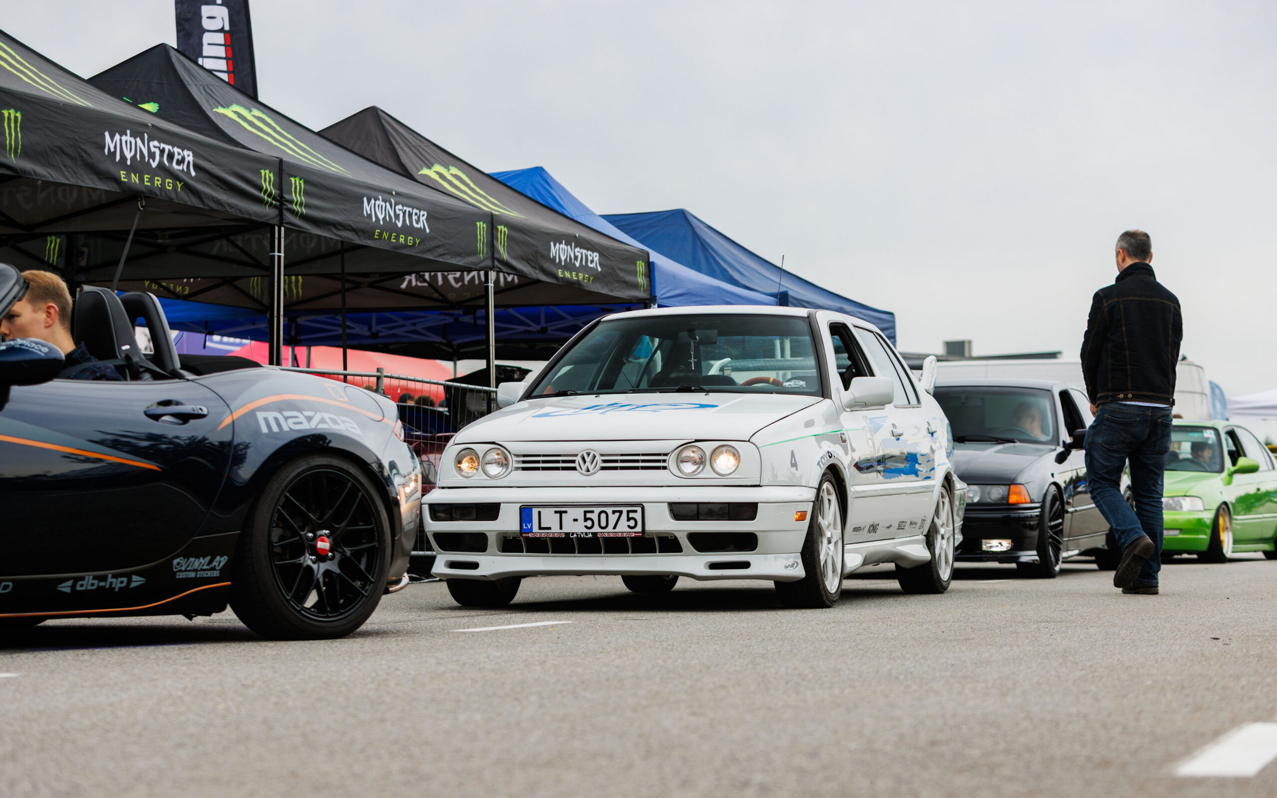 Valge tuunitud Volkswagen Vento Fast and Furious stiilis graafikaga boksiteel Monster Energy telkide ees Pärnu Porsche Ringil Augustfest 2026 festivalil