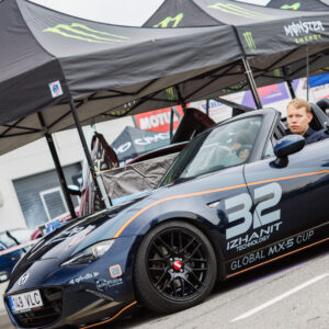 Tumesinine Mazda MX-5 Global Cup võistlusauto numbriga 32 ja mustade velgedega Monster Energy telkide ees Pärnu Porsche Ringil Augustfest 2026 festivalil