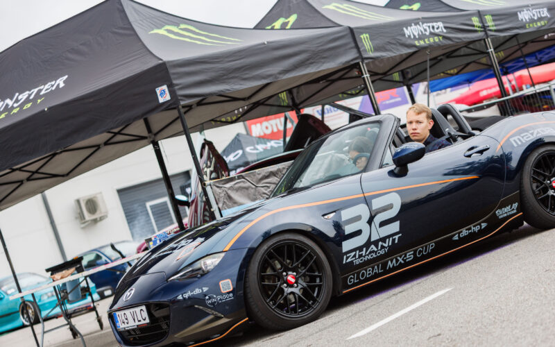 Tumesinine Mazda MX-5 Global Cup võistlusauto numbriga 32 ja mustade velgedega Monster Energy telkide ees Pärnu Porsche Ringil Augustfest 2026 festivalil