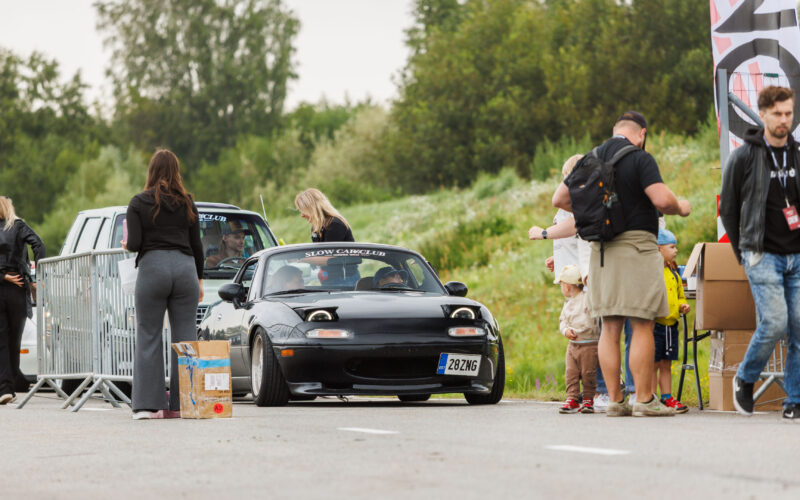 Must madaldatud Mazda MX-5 Miata läbimas piletikontrolli ja rahvamassi Augustfest 2026 festivali sissepääsus Pärnu Porsche Ringil
